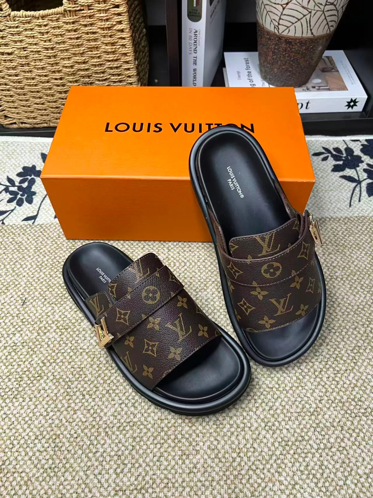 P340 [New Style] [LOUIS VUITTON] Louis Vuitton, LV printing, men's and women's slippers are now on the market, packed in drawer boxes with cloth bags and cards, the upper pattern looks very soft and waxy, and is a super versatile leg slimming tool. Fabric: imported denim/canvas/old fabric, LV hardware LOGO, official website pattern printing, comfortable to wear, feet: high-elastic PU water table. Sole: foam sole, heel height: about 5cm. Code number: 35-46, 35, 45, 46 are custom-made and non-returnable. Color: multiple colors and styles available.